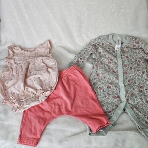 Lot of 3 Baby‎ Girl Newborn 0-3 M Clothing Carters Old Navy Modern Moments
